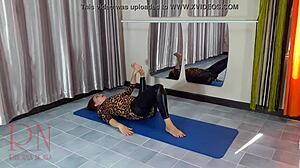 En gymnastikkmodell i strømpebukser og yogabukser viser frem sin fleksibilitet