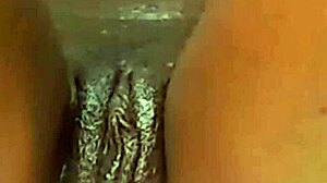 Une belle caribéenne aux fesses énormes est dominée par une grosse bite noire et remplie de sperme