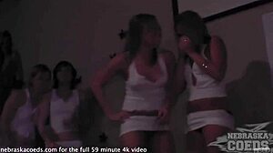 College-flickor strippar av sig och tävlar i en våt t-shirt-tävling