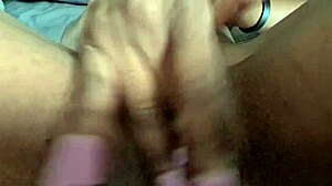 Vídeo POV de garota indiana esfregando sua vagina e fazendo garganta profunda com dildo