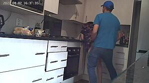 מצלמה חבויה מצלמת את ההתנהגות המרושעת של הזוג במטבח