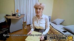 Sex real de bunică cu o femeie mai în vârstă în ciorapi și chiloți
