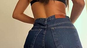 Чувственная латинская жена показывает свои изгибы в джинсах в торговом центре