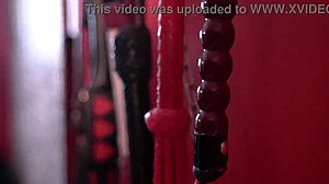 BDSM-slaven Nikka blir straffet og ydmyket av sin herskerinne