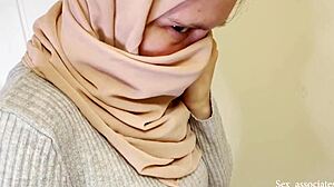 Muzułmańska dziewczyna zostaje ruchana przez arabskiego mężczyznę na miejscu publicznym