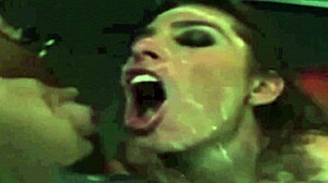 Un fetiche por las corridas faciales y las mamadas con Naomi Russell