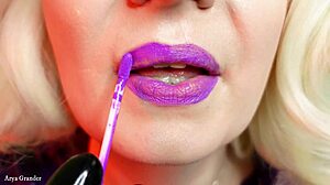 Latex geklede meesteres plaagt met haar lippen en tong in ASMR-video