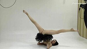 HD видео на Галина Марковас, която се разтяга акробатично