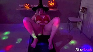 Аматорская секс-лента с молодой ведьмой, катающейся на большом члене на Хэллоуин