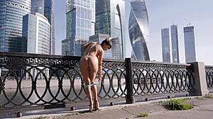 街頭で熟女と公開裸体