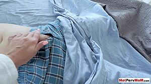POV-video av en bystig styvmamma som ger en avsugning och blir knullad