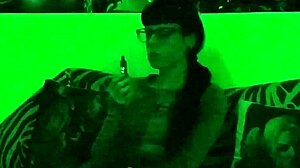 Remaja Eropah Beth kinky dengan merokok dan vaping dalam video HD