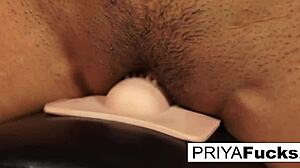 Grote borsten Indiase milf Priya Rai ervaart een enorm orgasme op camera