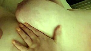 O femeie frumoasă și grasă face masaj și se joacă cu sânii și sfârcurile ei mari
