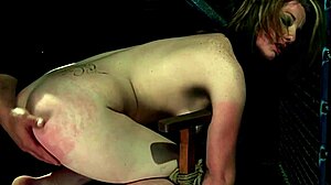 Fetischvideo med en undergiven slav i bondage och spanking