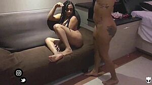 Karayipli kızlar otel odasında vibratörlerle orgazm oluyor