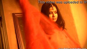 Sensuell striptease med en fantastisk indisk skjønnhet