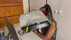 यूनिफॉर्म में अमेचुर लैटिना मिल्फ कंप्यूटर लड़के द्वारा चोदी जाती है