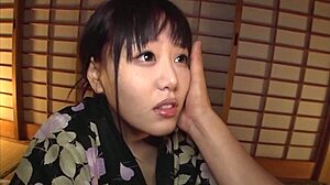 Esposa japonesa se pone traviesa en cámara con sus dedos y juguetes