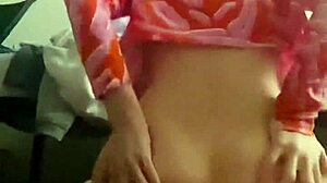 Mladá dívka dráždí malým dildem v domácím videu