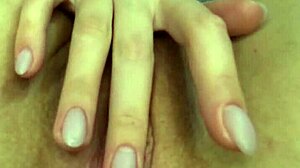 Amateur meisje verwent zichzelf in close-up opname met vingers