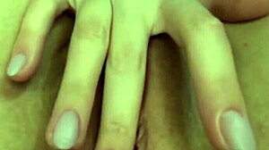 Аматорско момиче се задоволява в близък план с пръстите си