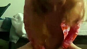 Gadis remaja menggoda dengan dildo kecil dalam video rumahan