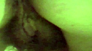 Vídeo erótico de uma exibicionista latina tendo sua vagina peluda lambida pelo melhor amigo do marido