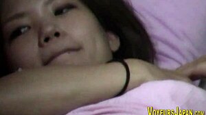 וידאו HD של נערת יפנית שמדביקה את עצמה לאורגזמה