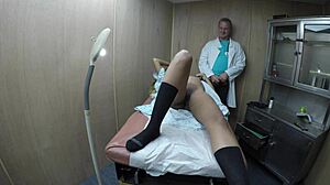 Paziente ebano con un culo grosso riceve assistenza medica durante una sessione di feticismo