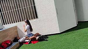 Garotos adolescentes fazem sexo ao ar livre na varanda da escola