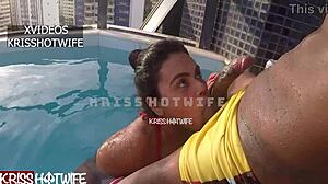 Amatør blowjob i hotellets pool med en stor sort kuk