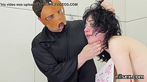 Adolescente recibe una mamada y una follada en su culo en un video HD hardcore