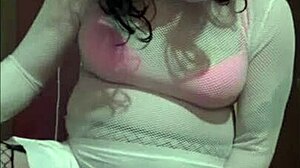 Amateur zelfgemaakte video van een crossdressing sissy die zijn kont wordt geneukt met een siliconen speeltje