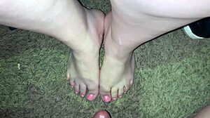 En kinky sammanställning av cumshots på vackra latinska fötter