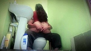 Gesichtsbesamung und Blowjob-Action im Badezimmer