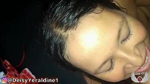 Američka žena dobija cumshot na lice nakon što je dala blowjob i prstima