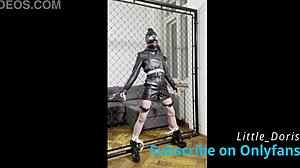 BDSM 노예 비디오에서 전기 자극과 수갑