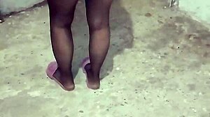 Une fille turque se montre coquine avec ses pieds dans une vidéo maison