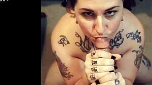 La tatuata Ash VonBlack fa un sensuale pompino a un grosso cazzo