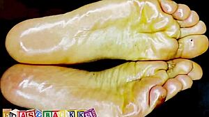 Masáž nôh s olejnou Nuru hrou