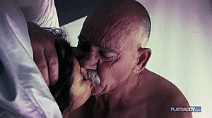 Ana et son amant mature explorent les plaisirs du sexe missionnaire avec un homme âgé