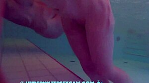 Bellezze nude si godono il sesso sottomarino e l'orgasmo in piscina pubblica
