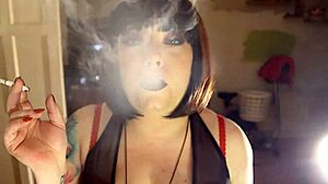 سمينة وتدخن: فيديو جنسي مع تينا سموا