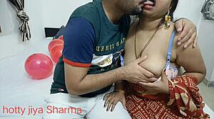 Индийска мащеха и синът й правят горещ секс