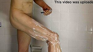 Een homo zonder condoom laat zijn onbesneden lul zien onder de douche