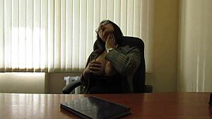 Heiße Latina-Sekretärin spielt mit ihrem Chef und genießt ihre feuchte Muschi