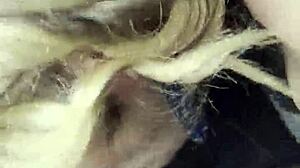 Amaterska plavuša puni usta spermom