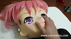 Jojos bermain dengan ikatan diri dan boneka di Kigurumi dan topeng
