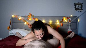 Διαφυλετικό ερασιτεχνικό blowjob: Μεγάλα βυζιά κοπέλα κάνει πίπα σε μεγάλο πούτσο στο Halloween